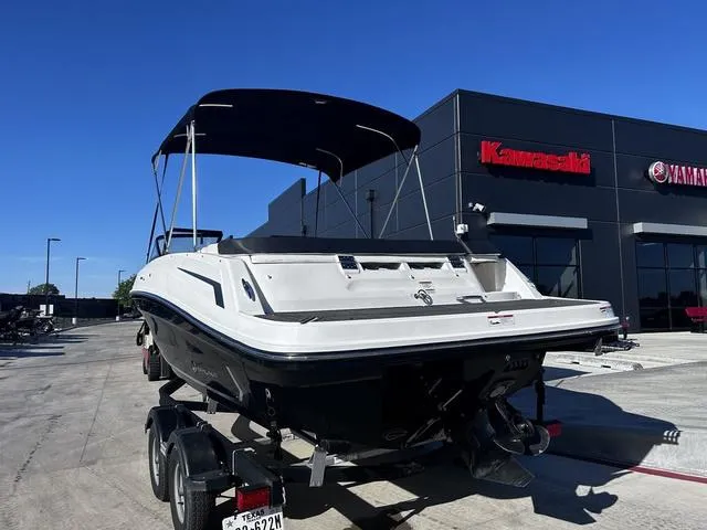 Slide: The Image of Bayliner VR5 Bowrider 2023 - 4