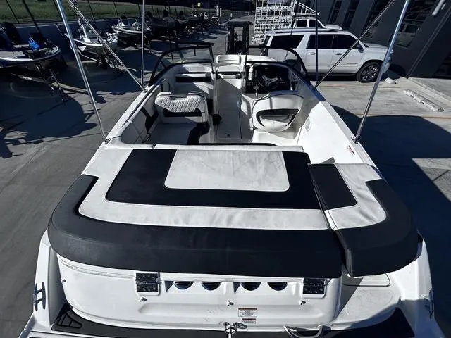 Slide: The Image of Bayliner VR5 Bowrider 2023 - 7