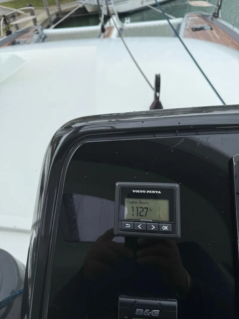 Slide: The Image of Control panel on 2020 Lagoon SEVENTY 7 yacht, displaying engine hours. - 31