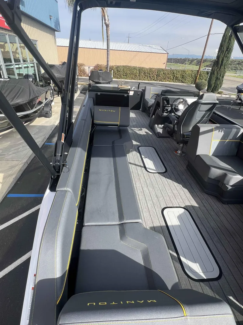 Slide: The Image of Manitou 22MAX Explore Switchback 2025 - 11