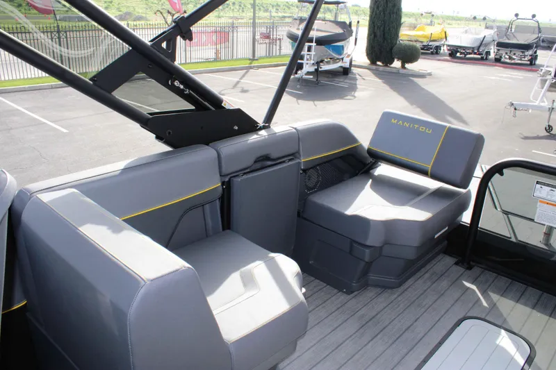 Slide: The Image of Manitou 22MAX Explore Switchback 2025 - 16