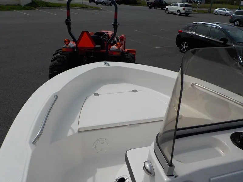 Slide: The Image of Robalo R160 Center Console 2025 - 7