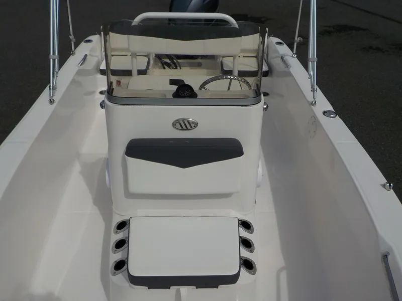 Slide: The Image of Robalo R160 Center Console 2025 - 9