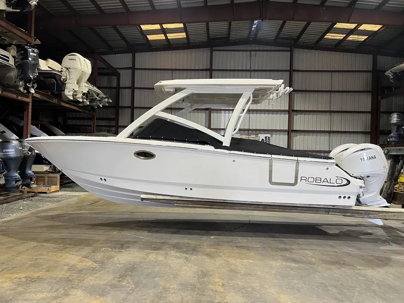 Slide: The Image of Robalo R257 Dual Console 2025 - 11