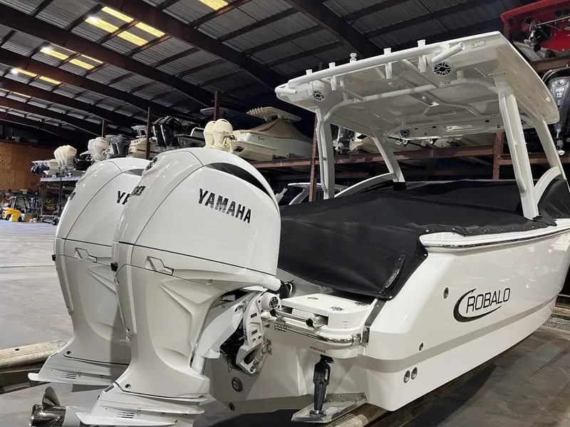 Slide: The Image of Robalo R257 Dual Console 2025 - 12