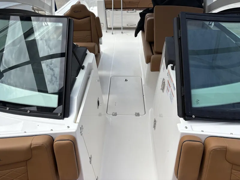 Slide: The Image of Robalo R257 Dual Console 2025 - 14