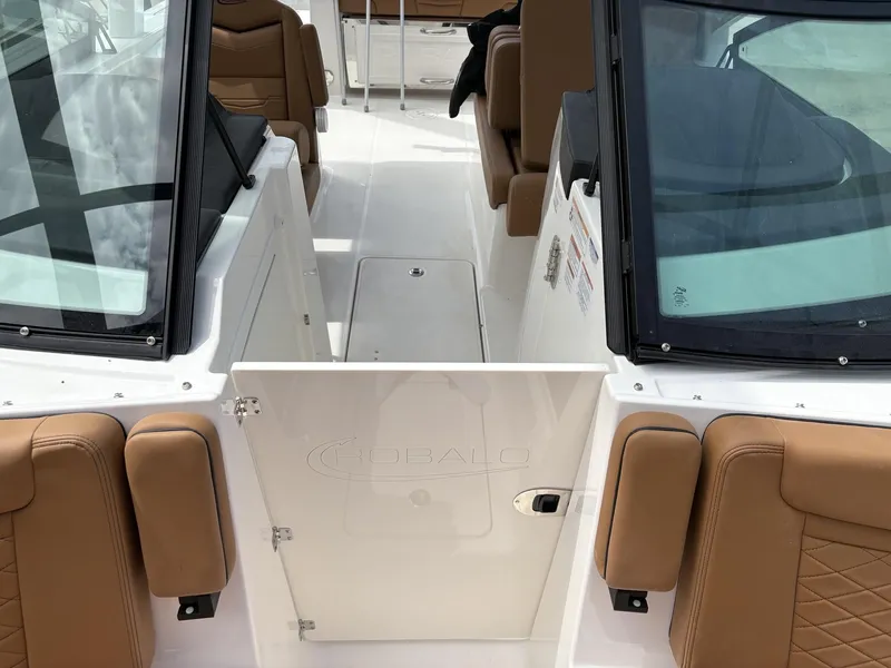 Slide: The Image of Robalo R257 Dual Console 2025 - 15