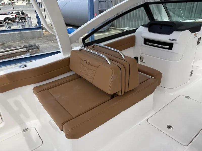 Slide: The Image of Robalo R257 Dual Console 2025 - 21