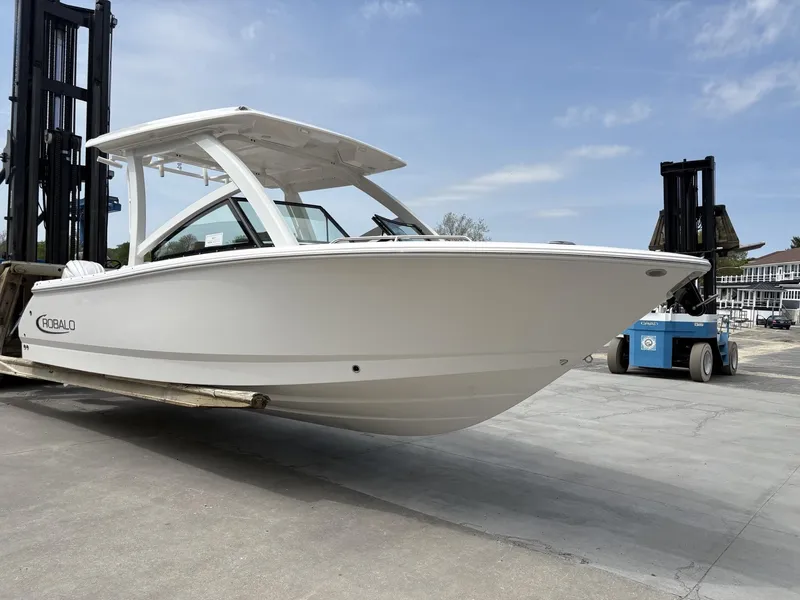 Slide: The Image of Robalo R257 Dual Console 2025 - 23