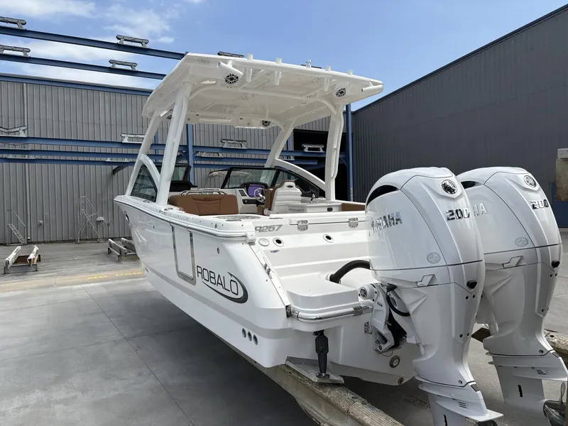 Slide: The Image of Robalo R257 Dual Console 2025 - 24