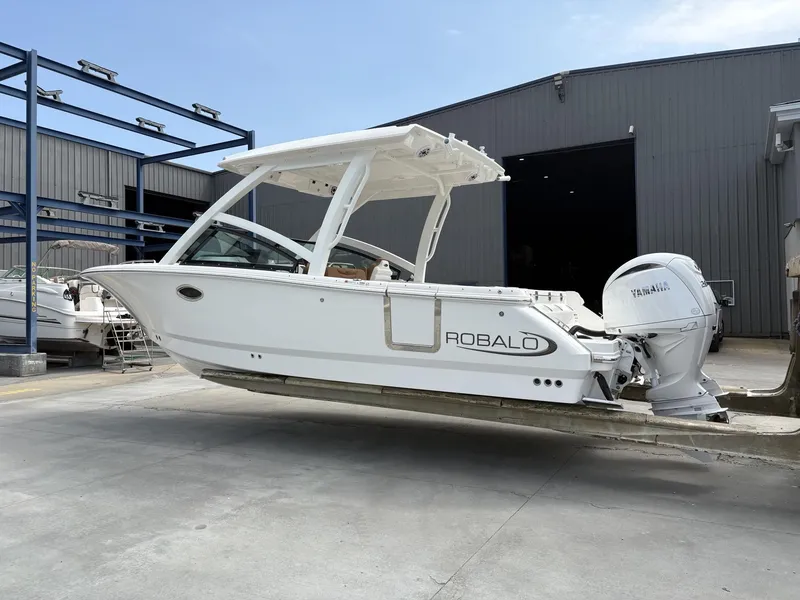Slide: The Image of Robalo R257 Dual Console 2025 - 25