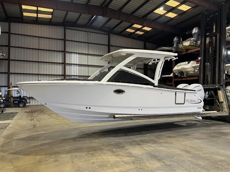 Slide: The Image of Robalo R257 Dual Console 2025 - 26