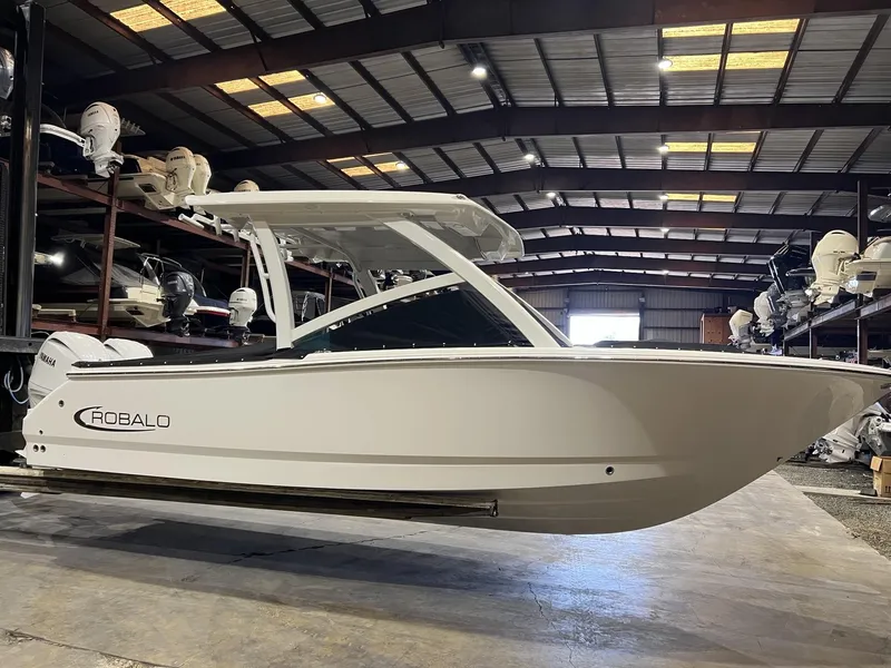 Slide: The Image of Robalo R257 Dual Console 2025 - 28