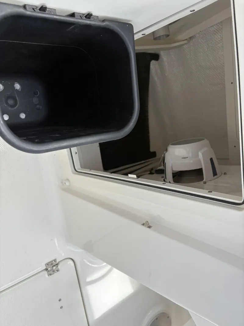 Slide: The Image of Robalo R257 Dual Console 2025 - 4