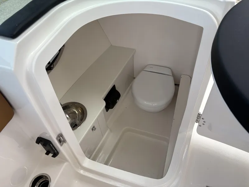 Slide: The Image of Robalo R257 Dual Console 2025 - 6