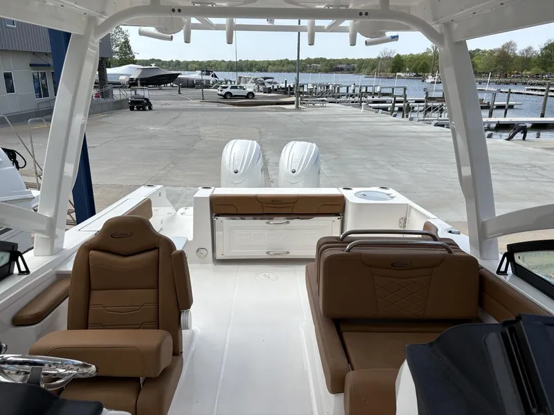Slide: The Image of Robalo R257 Dual Console 2025 - 7