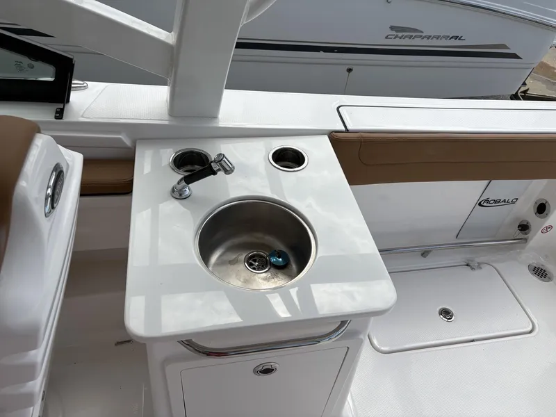 Slide: The Image of Robalo R257 Dual Console 2025 - 8