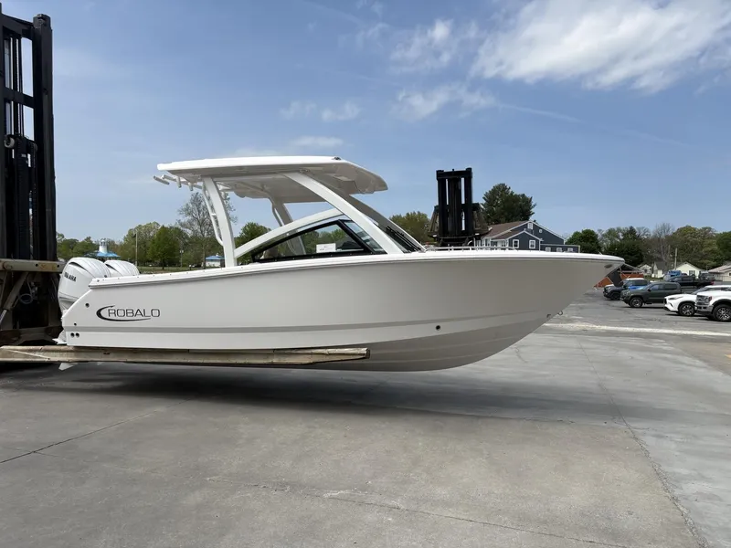 Slide: The Image of Robalo R257 Dual Console 2025 - 9