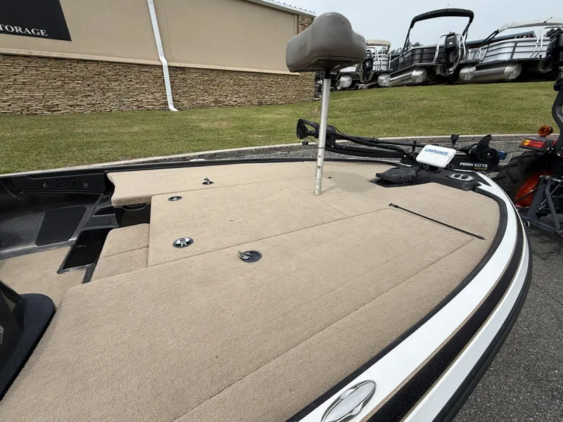 Slide: The Image of 2014 Nitro Z-7 boat deck with Minn Kota trolling motor and Lowrance electronics. - 7