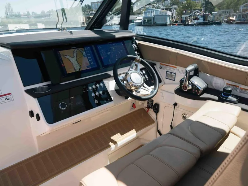 Slide: The Image of Sea Ray Sundancer 320 2025 - 11