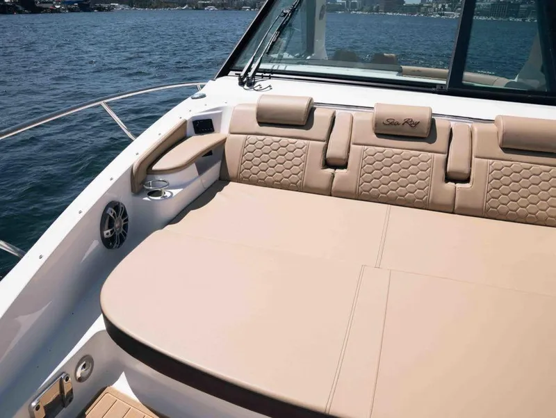 Slide: The Image of Sea Ray Sundancer 320 2025 - 15