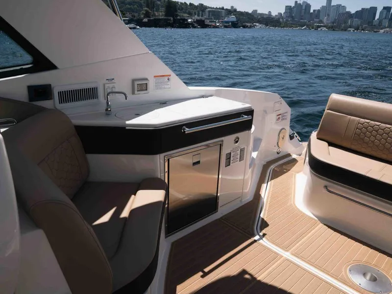 Slide: The Image of Sea Ray Sundancer 320 2025 - 17
