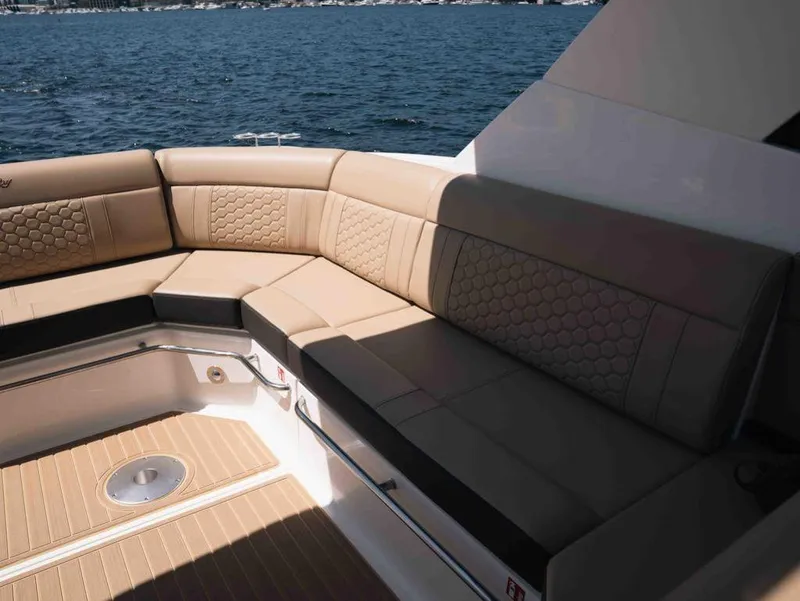 Slide: The Image of Sea Ray Sundancer 320 2025 - 18