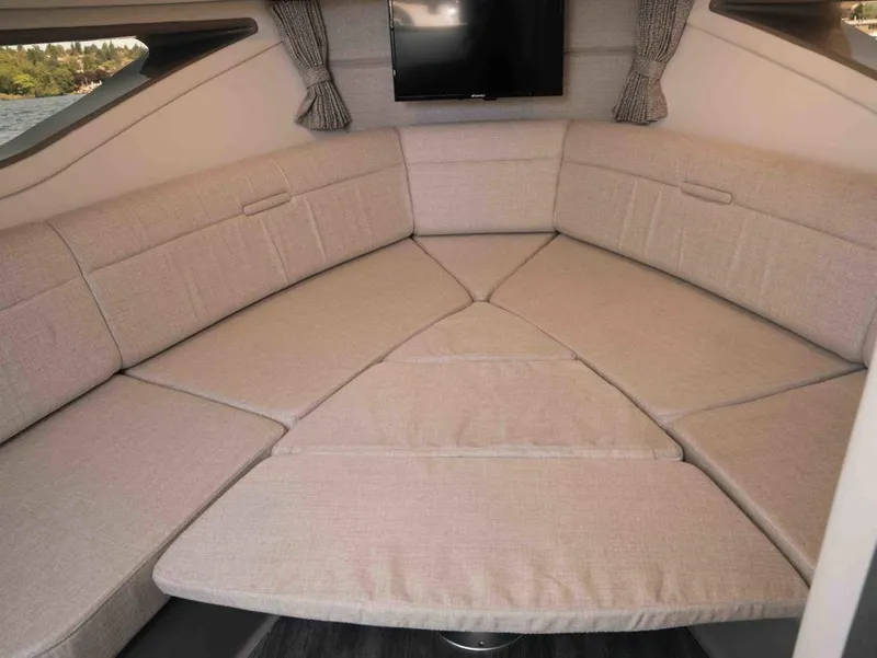 Slide: The Image of Sea Ray Sundancer 320 2025 - 22