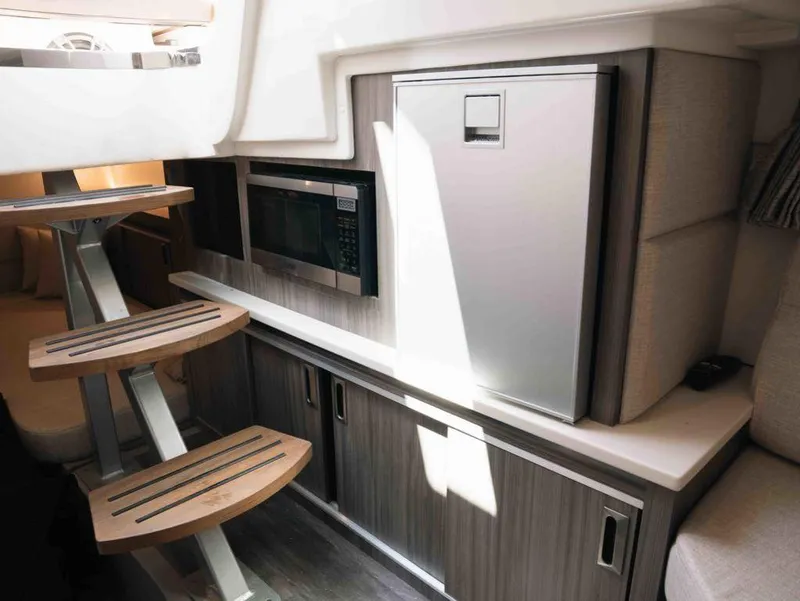 Slide: The Image of Sea Ray Sundancer 320 2025 - 23