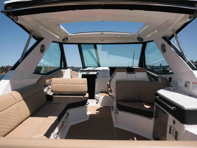 Slide: The Image of Sea Ray Sundancer 320 2025 - 9