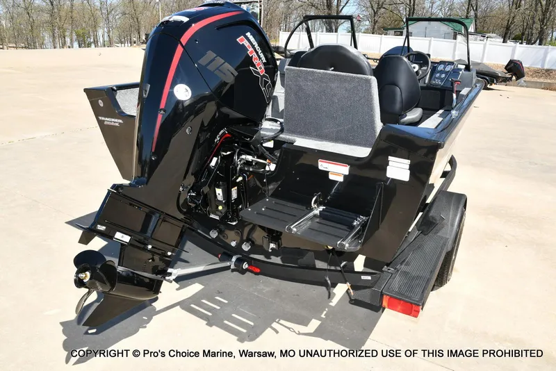 Slide: The Image of 2025 Tracker Pro Guide V-175 Combo boat with Mercury 115 Pro XS engine. - 17