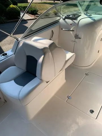 Slide: The Image of Robalo R227 2019 - 10