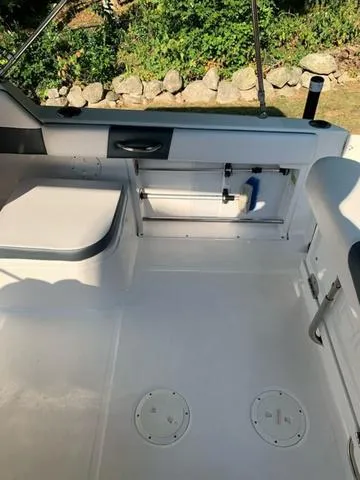 Slide: The Image of Robalo R227 2019 - 12