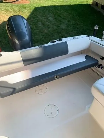 Slide: The Image of Robalo R227 2019 - 14