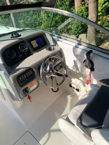 Slide: The Image of Robalo R227 2019 - 15