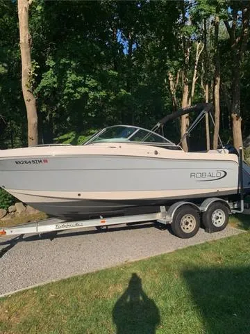 Slide: The Image of Robalo R227 2019 - 3