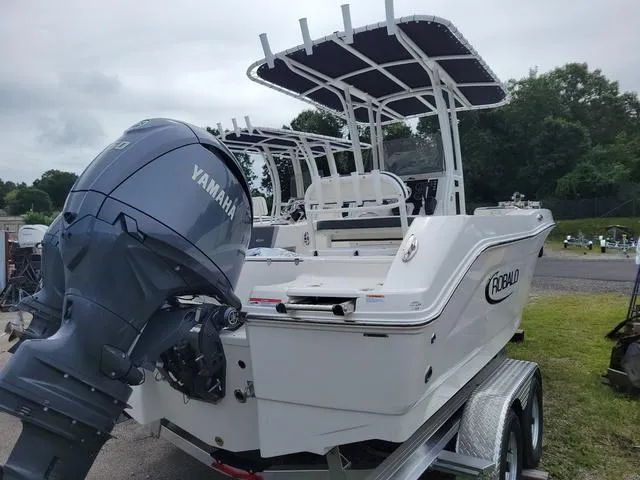 Slide: The Image of Robalo R200 Center Console 2025 - 3