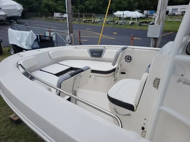 Slide: The Image of Robalo R200 Center Console 2025 - 5