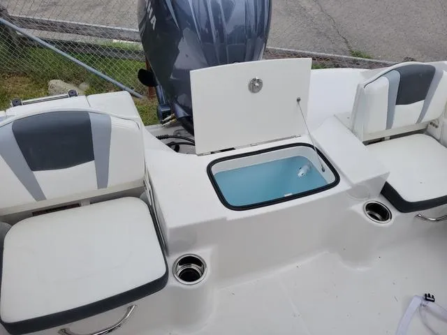 Slide: The Image of Robalo R200 Center Console 2025 - 6