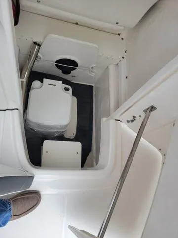 Slide: The Image of Robalo R200 Center Console 2025 - 7