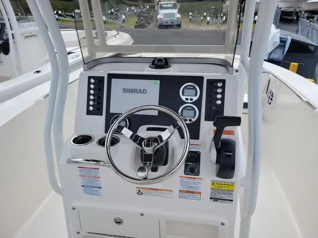 Slide: The Image of Robalo R200 Center Console 2025 - 8