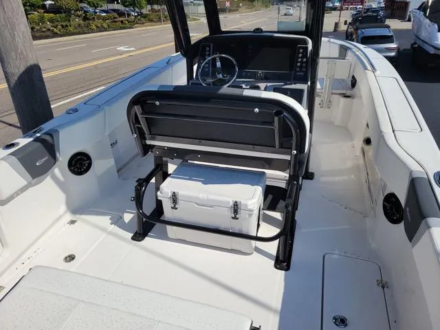 Slide: The Image of Robalo R250 2023 - 3