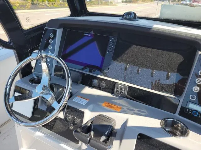 Slide: The Image of Robalo R250 2023 - 4