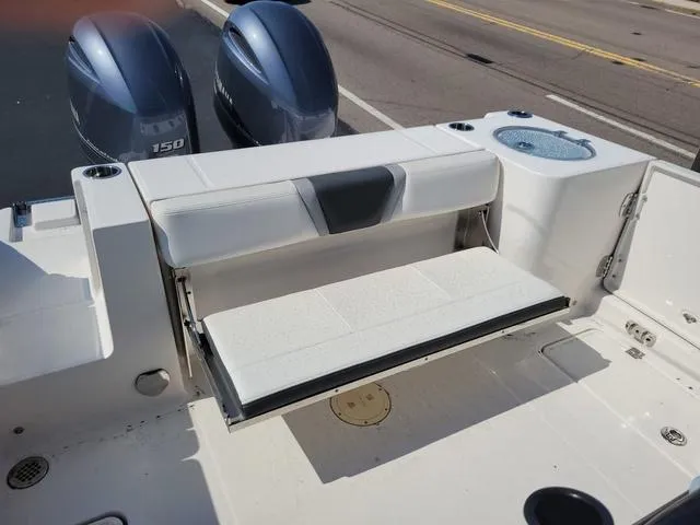 Slide: The Image of Robalo R250 2023 - 5