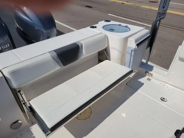 Slide: The Image of Robalo R250 2023 - 6