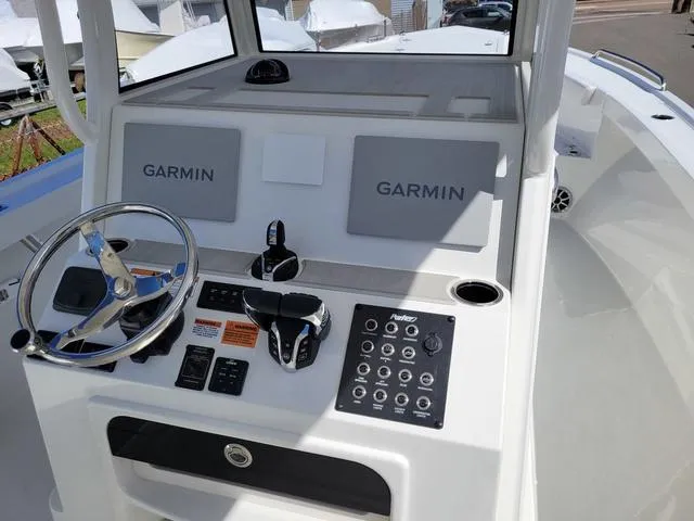 Slide: The Image of Parker Marine 2900 Center Console 2025 - 5