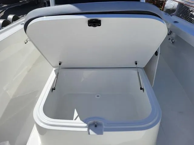 Slide: The Image of Parker Marine 2900 Center Console 2025 - 8