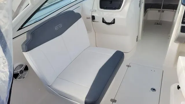 Slide: The Image of Robalo R247 Dual Console 2018 - 7