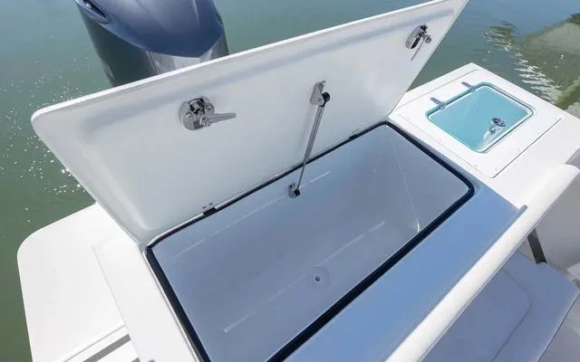 Slide: The Image of Parker Marine 2520 XLD Sport Cabin 2025 - 9