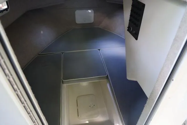 Slide: The Image of Parker Marine 2510 XLD Walkaround 2015 - 11